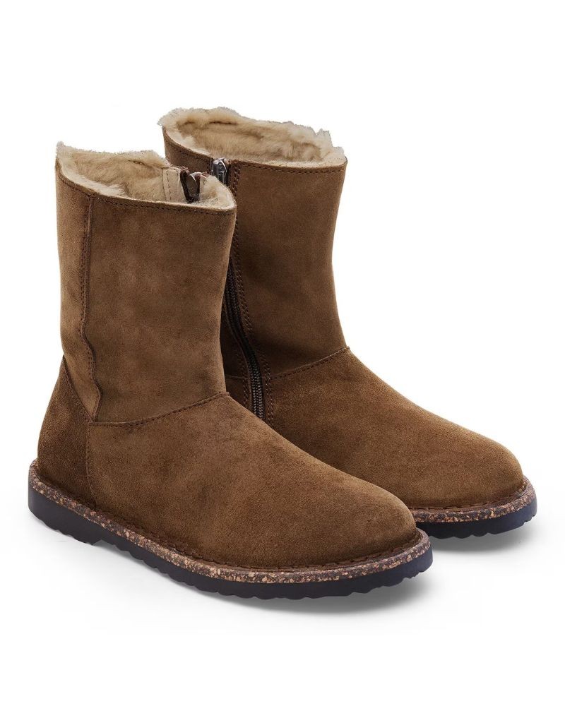 Pack shot af Birkenstock Uppsala Zip Shearling Suede Dark Tea Cognac på hvid baggrund