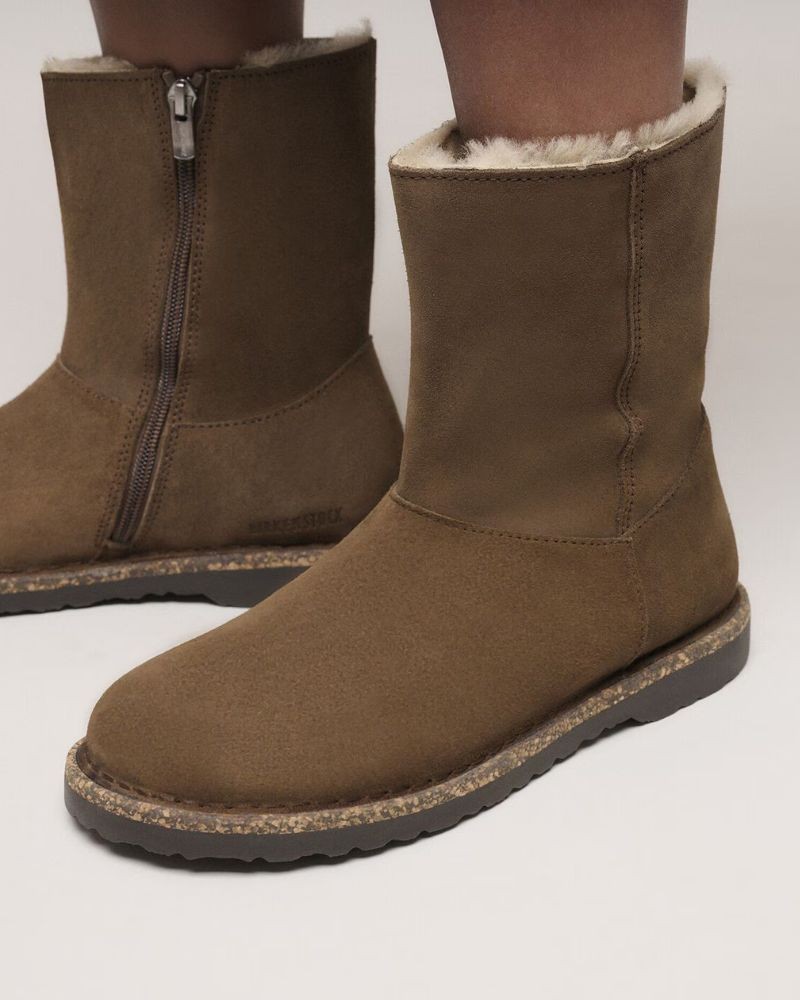 Close up og modelbillede af Birkenstock Uppsala Zip Shearling Suede Dark Tea