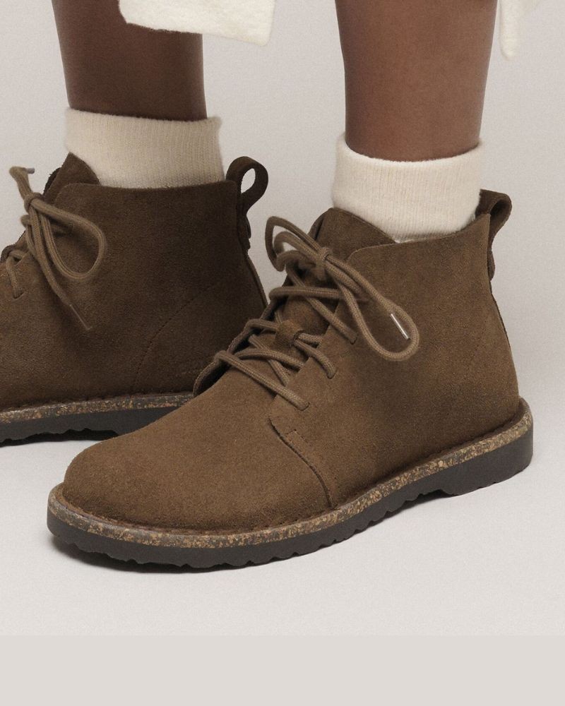 Close up på model af Birkenstock Uppsala Mid Suede Leather Dark Tea