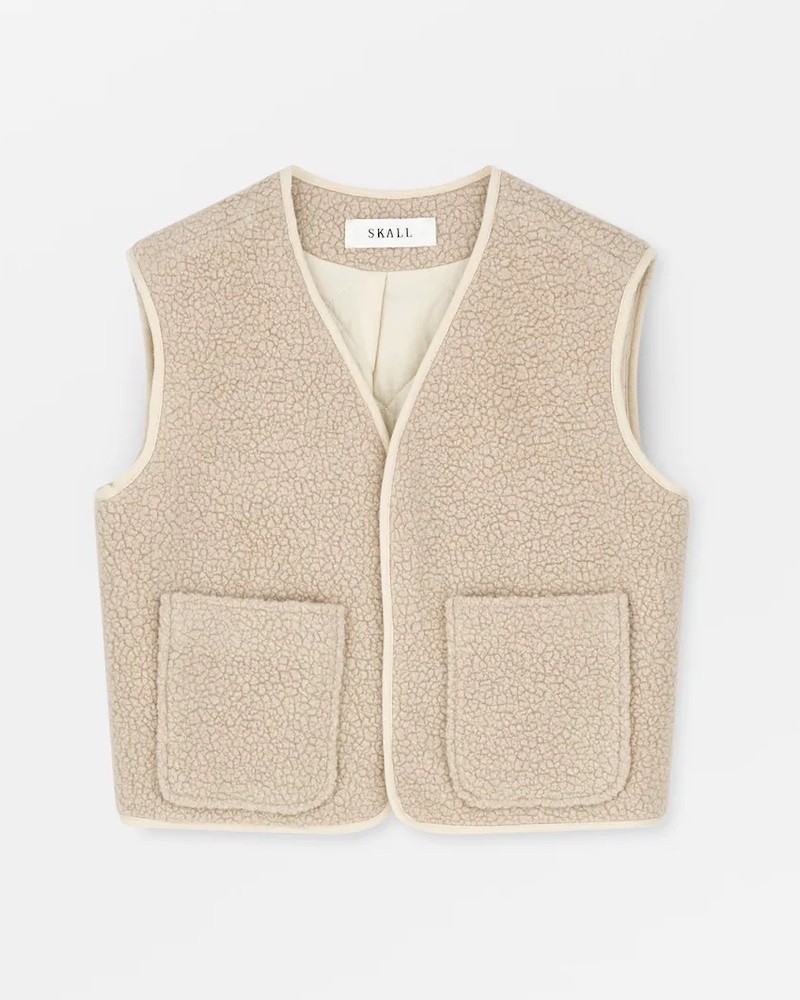 Pack shot af Skall Studio Birley Vest Ecru på neutral baggrund