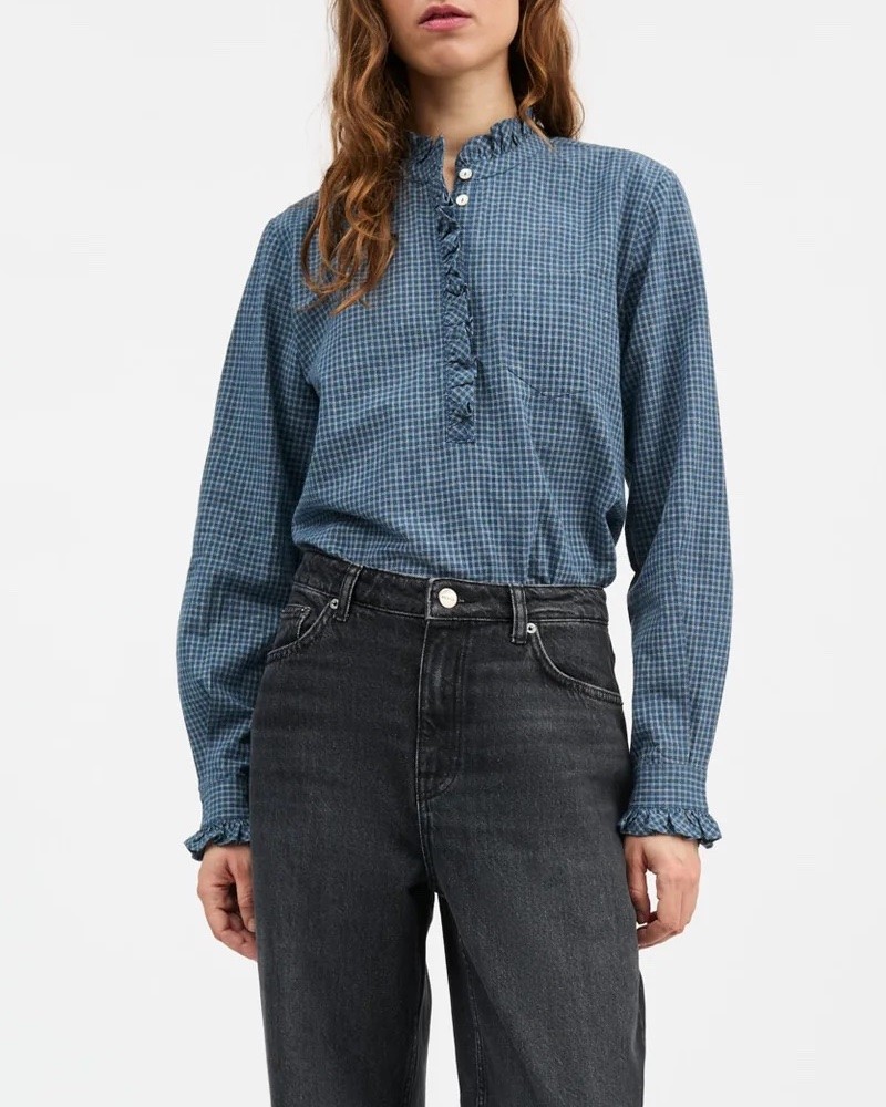 Model billede af Skall Studio Lune blå og creme ternet skjorte med flæser