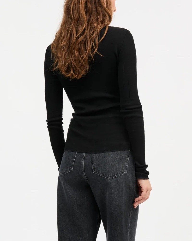 Close up af Skall Studio Amy Wide Neck langærmet sort merino uld