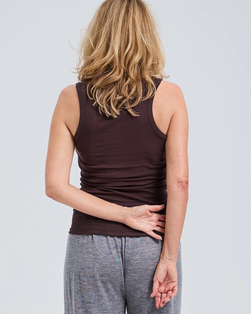 Model billede af Seamless Basic Bella top java dark brown bagfra