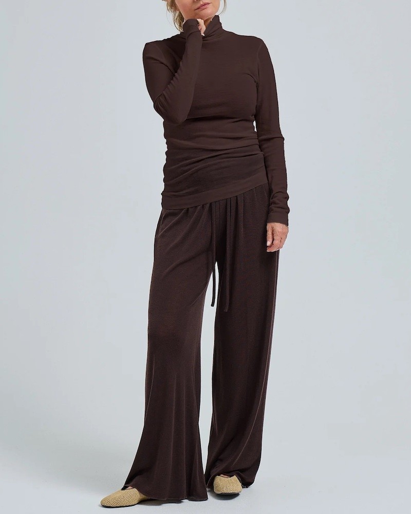 Model billede af Seamless Basic Lola bluse og Barbera bukser i mørkebrun merinould