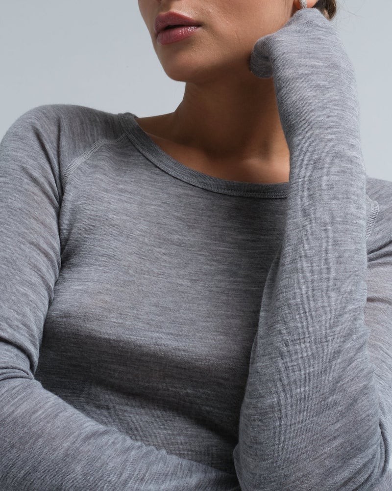 Close up af Seamless Basic Jade Merinould grå melange på model