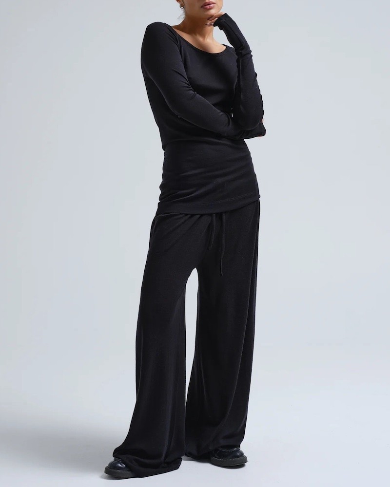 Seamless Basic Jade bluse I merinould på model med barbera bukser sort merinould