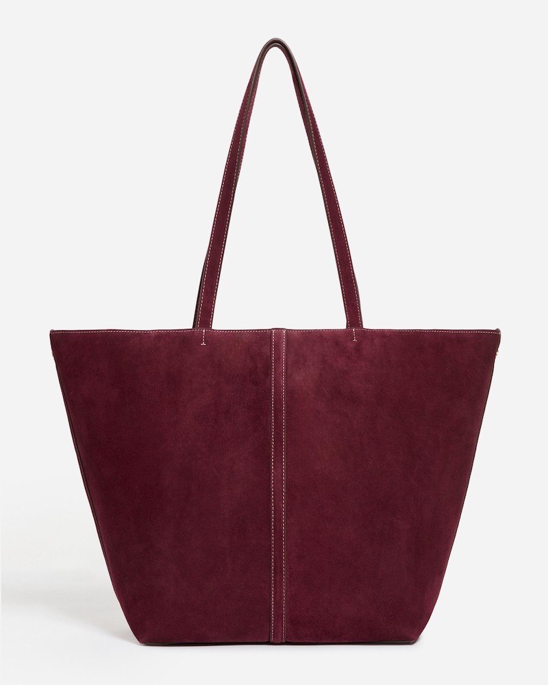 Pack shot af Vanessa Bruno Bordeaux ruskinds taske på hvid baggrund