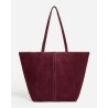 Pack shot af Vanessa Bruno Bordeaux ruskinds taske på hvid baggrund