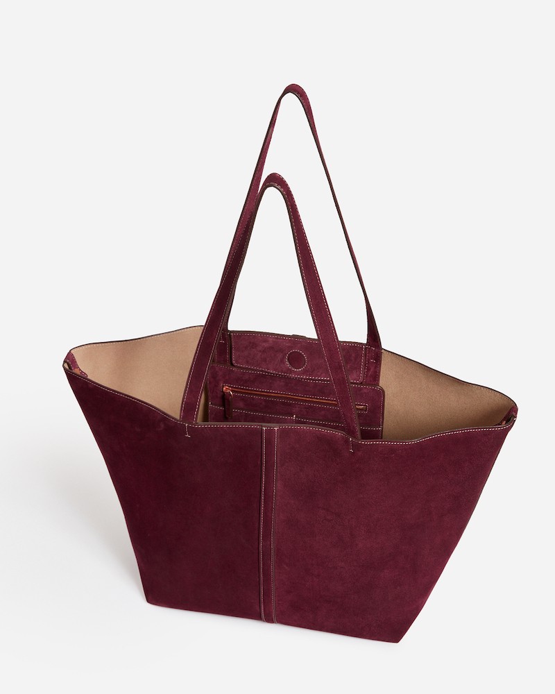 Pack shot af Vanessa Bruno Bordeaux ruskinds stor taske på hvid baggrund