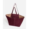 Pack shot af Vanessa Bruno Bordeaux ruskinds stor taske på hvid baggrund