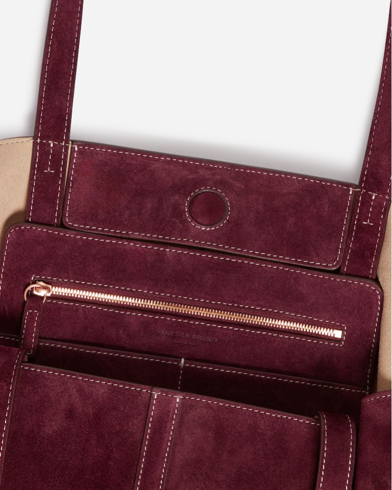 Close up af Pack shot af Vanessa Bruno Bordeaux ruskinds taske indvendig