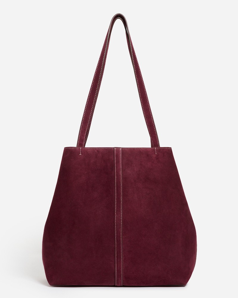 Pack shot af Vanessa Bruno Bordeaux ruskinds taske på hvid baggrund