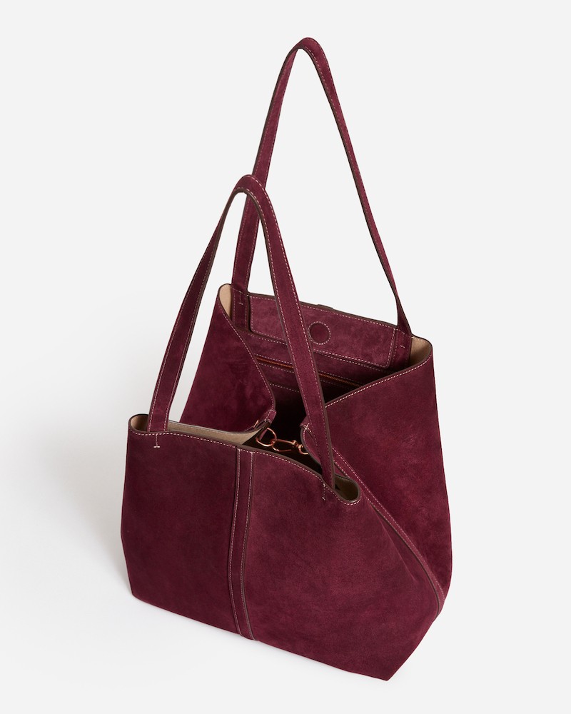 Pack shot af Vanessa Bruno Bordeaux ruskinds taske på hvid baggrund