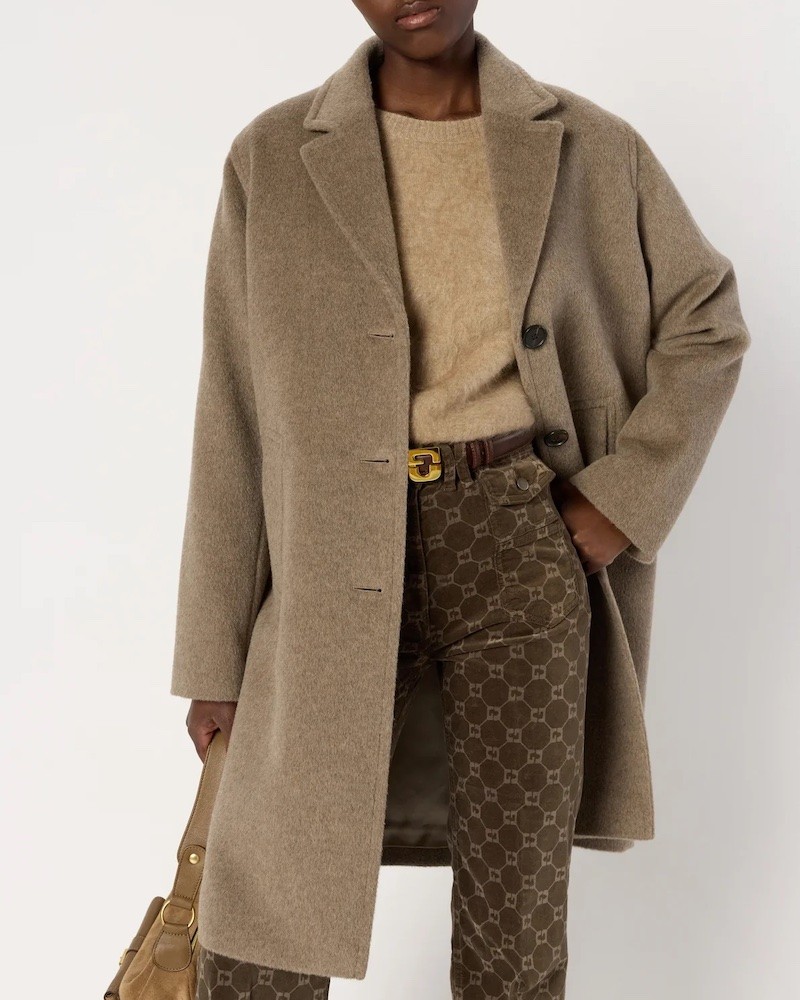 Model billede Gerard Darel Megane Coat Taupe stylet med Le Lauren bælte i coffee