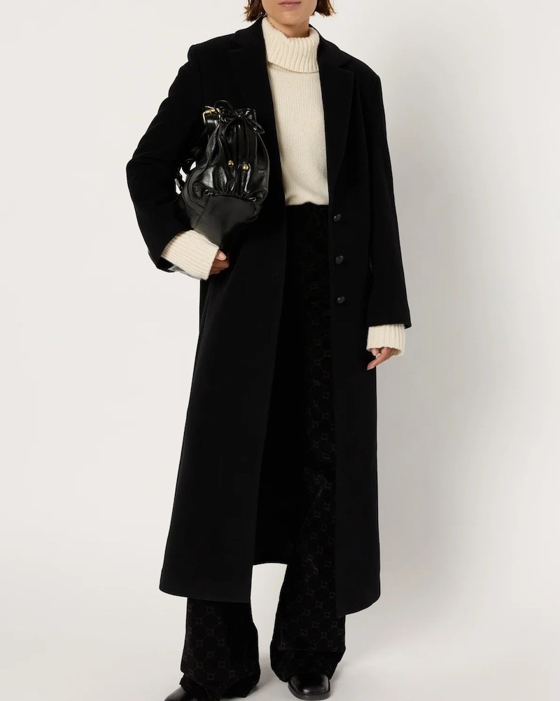 Model billede af Gerard Darel Meli lang sort uld frakke