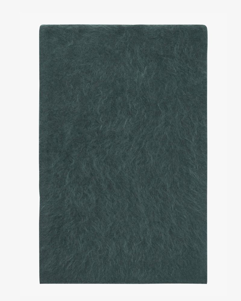 Pack shot af Gerard Darel Rayane khaki cashmere tørklæde på neutral baggrund