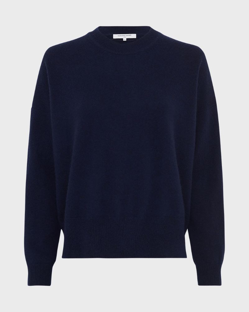 Pack shot af Gerard Darel Ema Cashmere navy strik på neutral baggrund