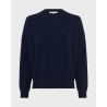 Pack shot af Gerard Darel Ema Cashmere navy strik på neutral baggrund