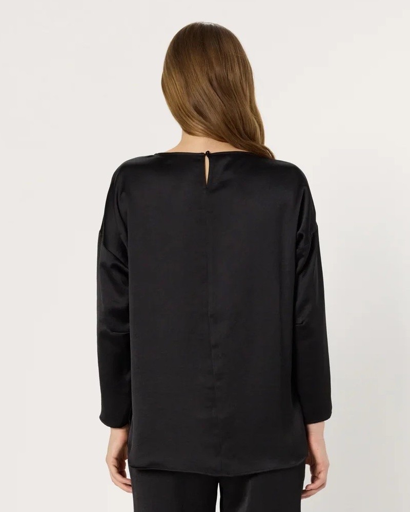Model billede af Gerard Darel Angele sort satin bluse bagfra