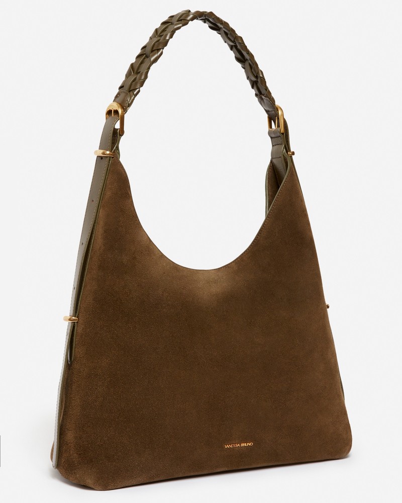 Pack shot  af Vanessa Bruno Jess Large hobo taske i khaki ruskind  på neutral baggrund
