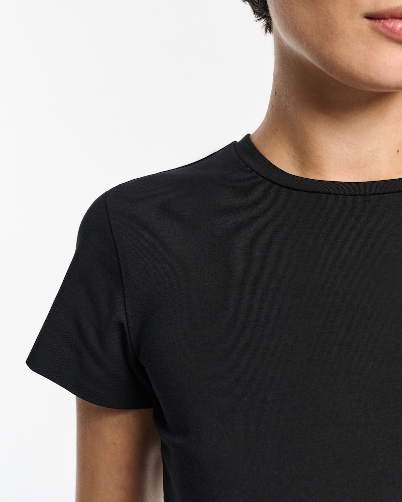 Close up af Dorothee Schumacher All Time Favorites T-shirt sort på model
