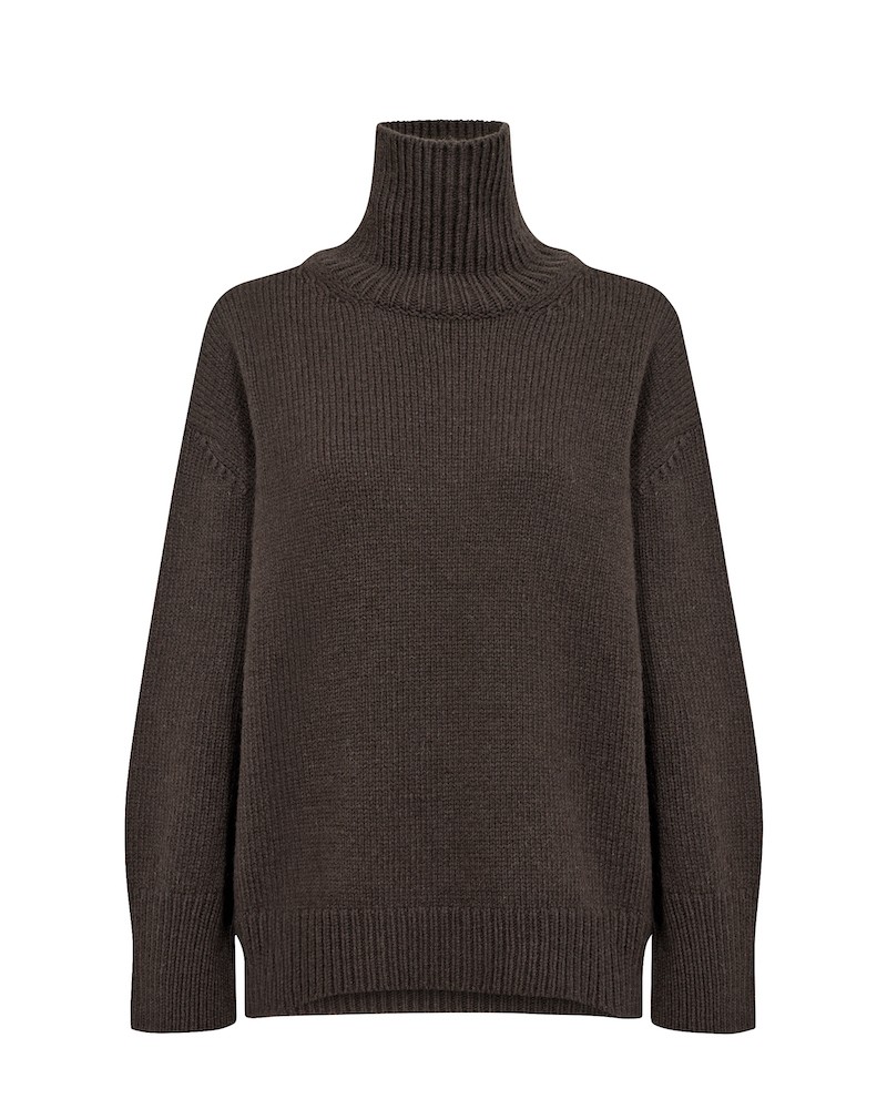 Pack shot af Leveté Room Perle 3 Turtleneck Dark Brown på neutral baggrund