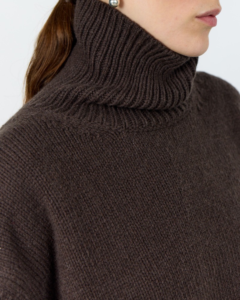 Close up af Leveté Room Perle 3 Turtleneck Dark Brown rullekrave