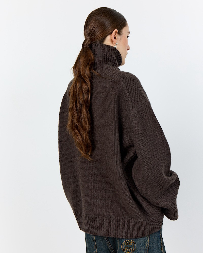 Model billede af Leveté Room Perle 3 Turtleneck Dark Brown