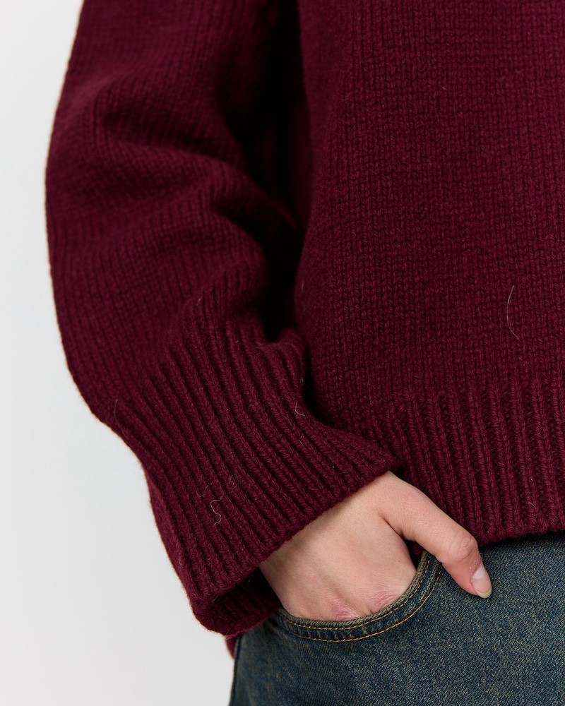 Close up af ærme og bred ribkant på Leveté Room Perle 3 strik bordeaux på model