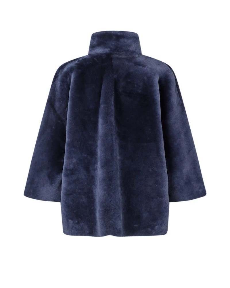 Pack shot af Benedikte Utzon Kate vendbar rulam dark navy bagfra på neutral baggrund