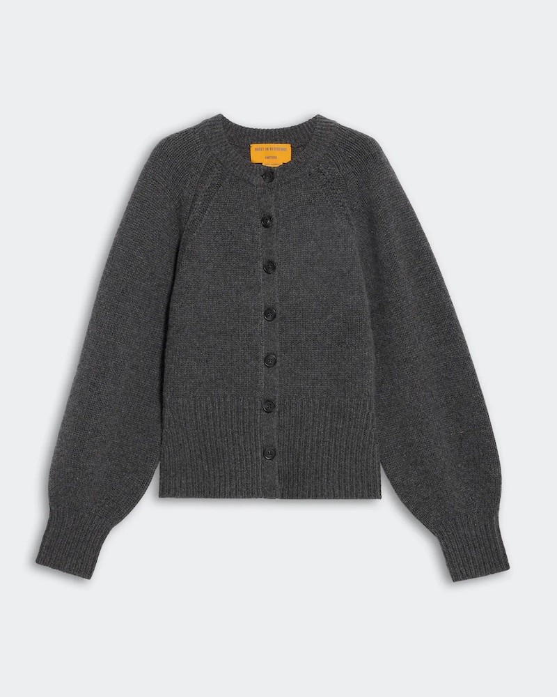 Pack shot af Guest In Residence Sculpted Cashmere Cardigan grå på neutral baggrund