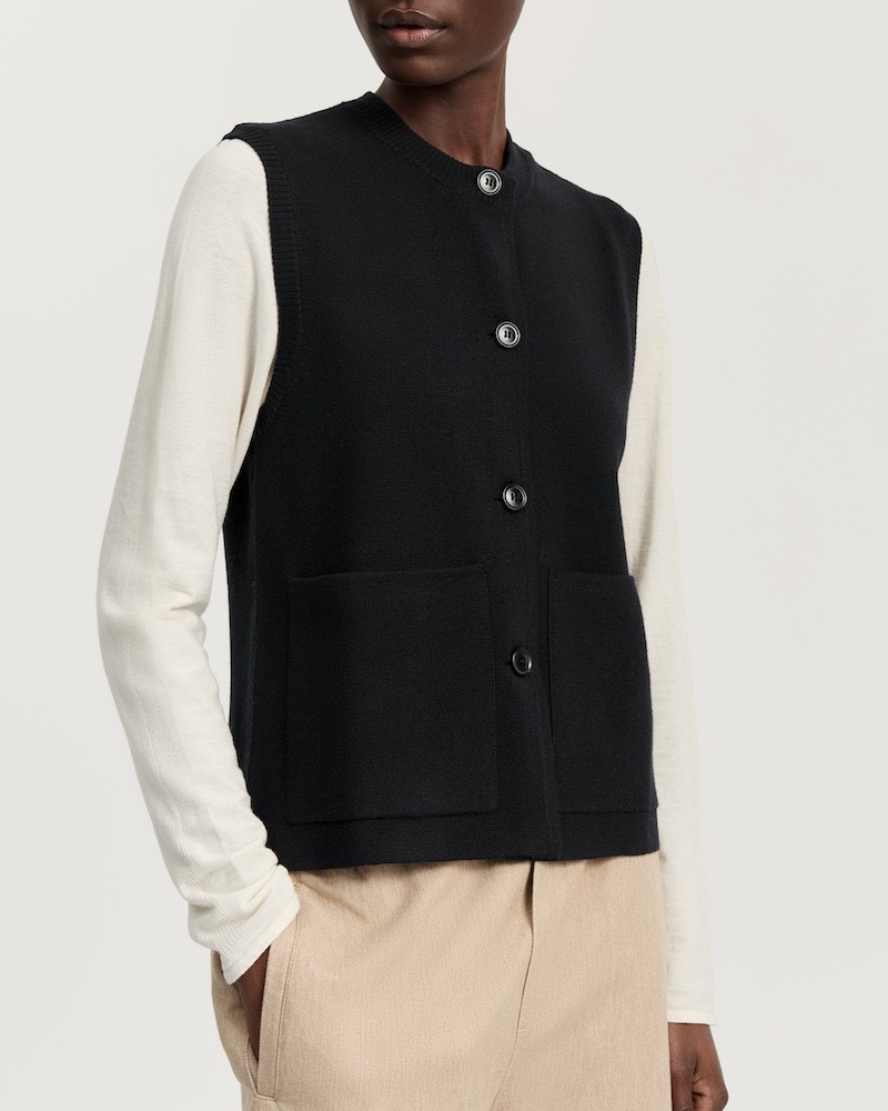 Model billede af Aiayu Elva sort strik vest