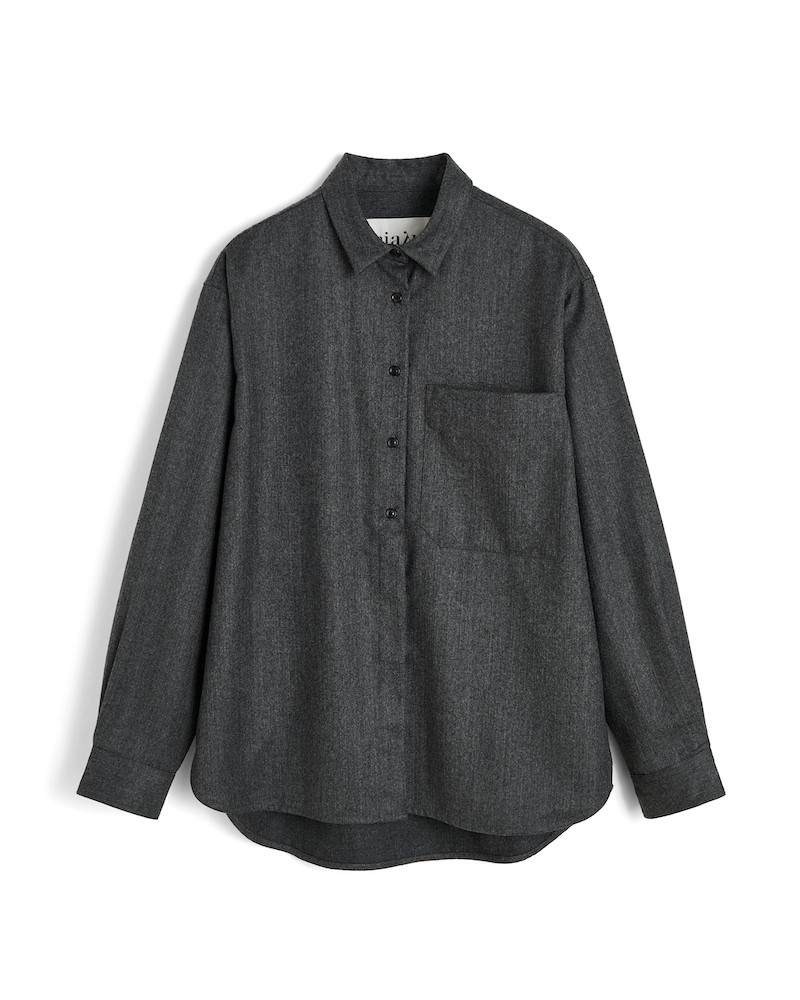Pack shot af Aiayu Lynette Shirt Fine Wool Dark Grey på neutral baggrund