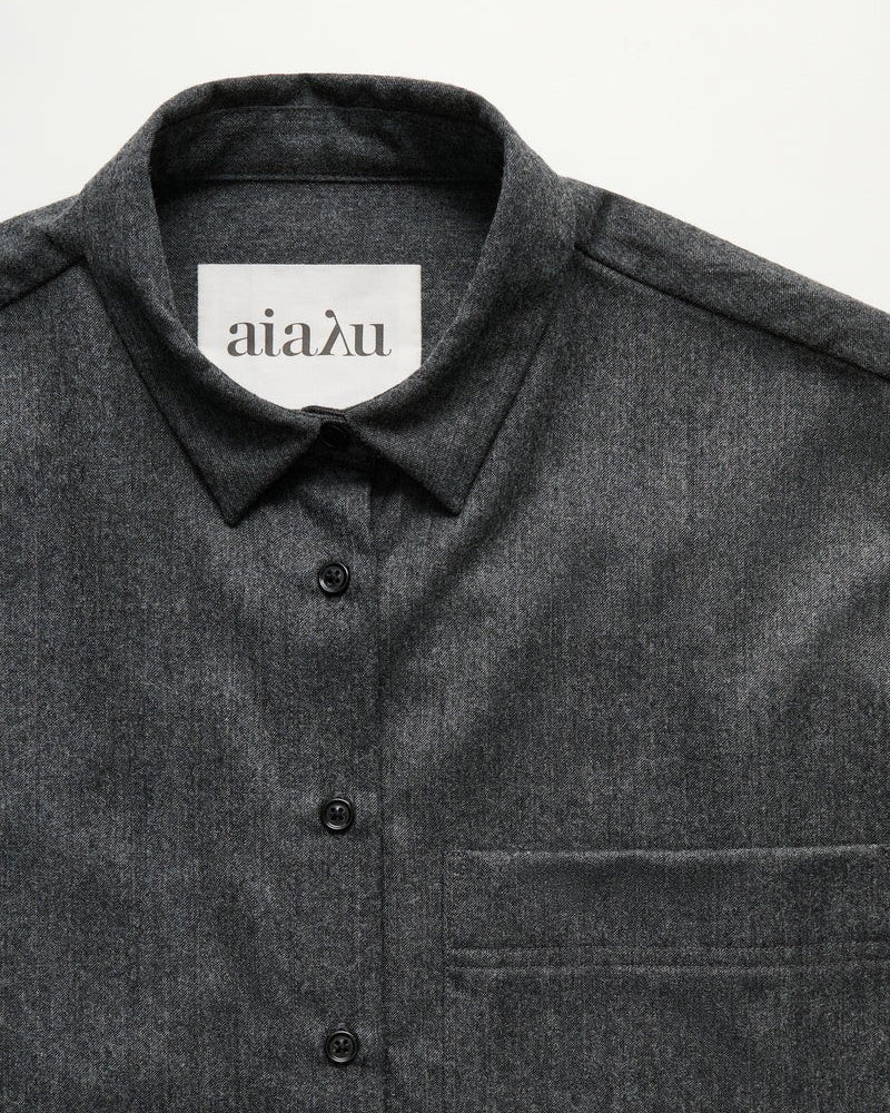 Close up af Aiayu Lynette Shirt Fine Wool Dark Grey