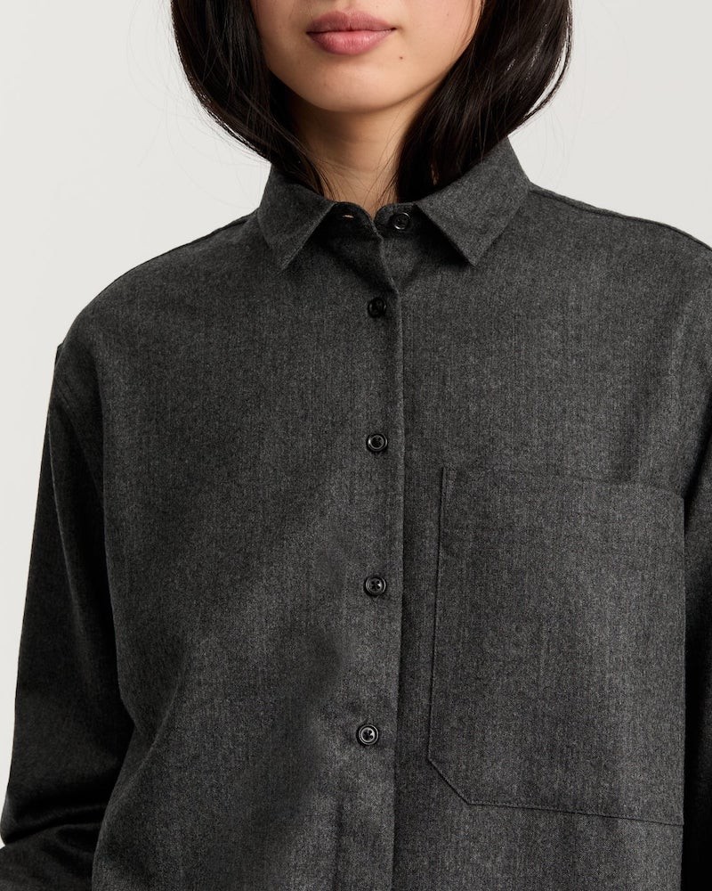 Model billede af Aiayu Lynette Shirt Fine Wool Dark Grey