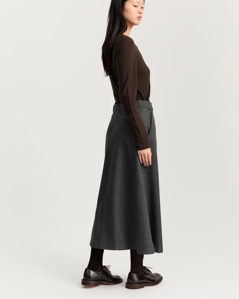 Model billede af Aiayu Stella mørkegrå uld nederdel