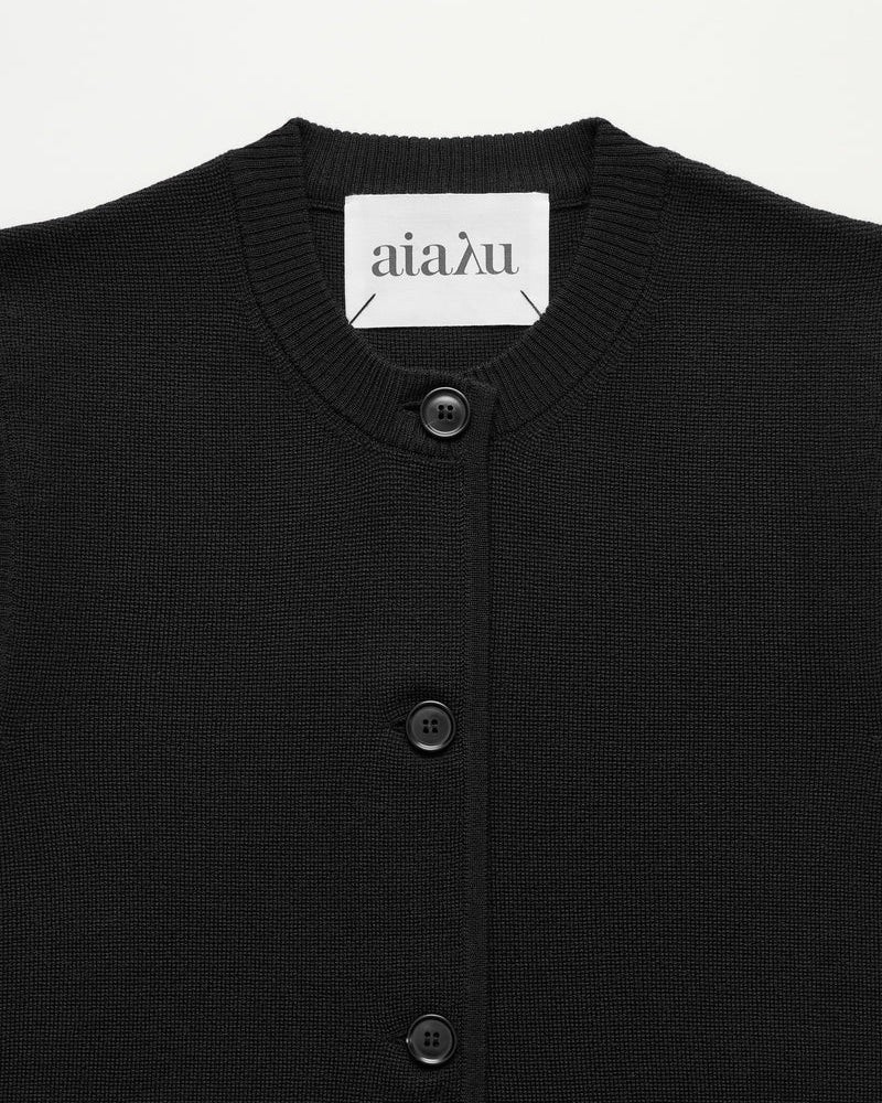 Close up af Aiayu Elva sort strik vest og logo