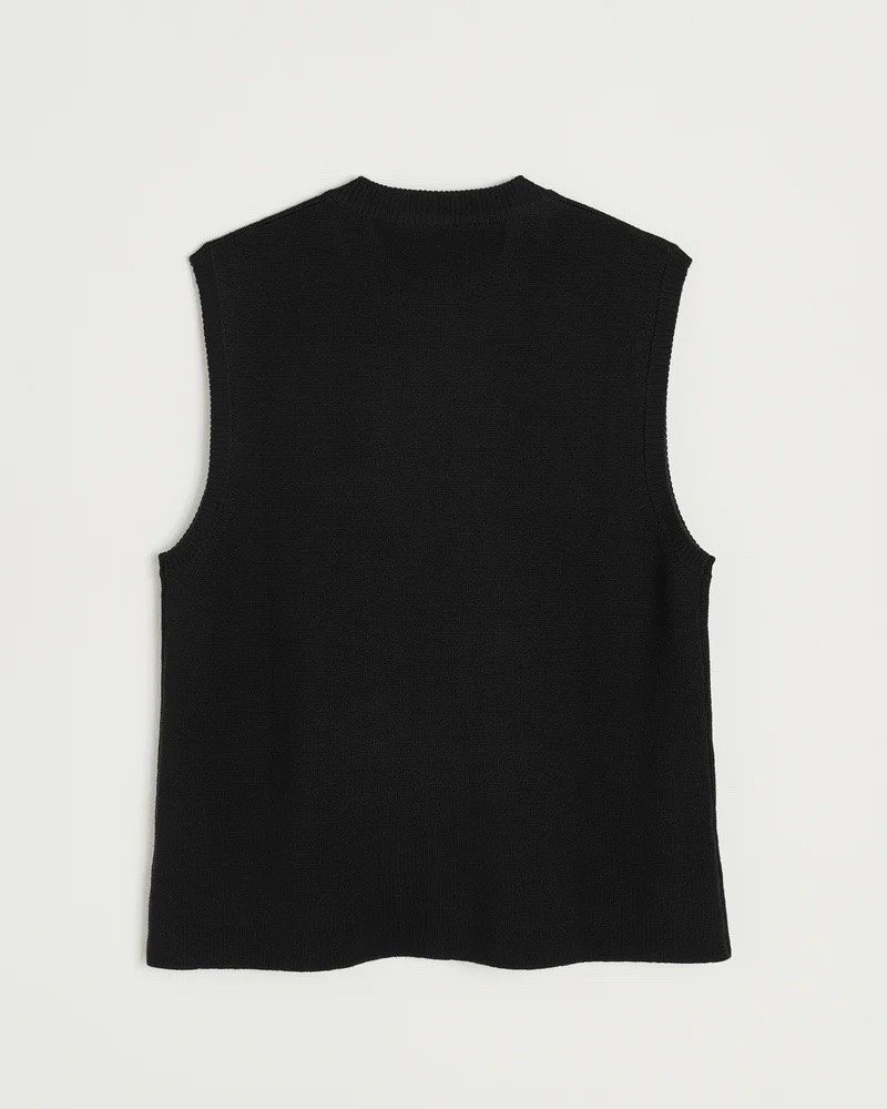 Pack shot af Aiayu Elva sort strik vest bagfra