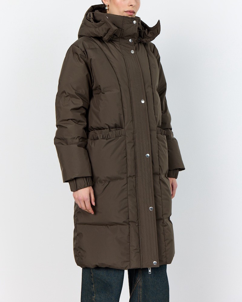 Model billede af Leveté Room Mona 6 brun dunpuffer forfra