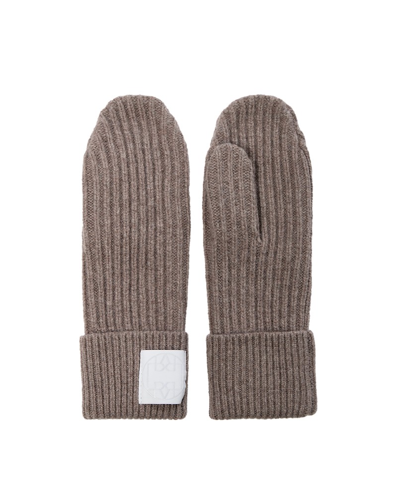 Pack shot af Leveté Room Mibella 2 Mittens Taupe strikluffer på hvid baggrund