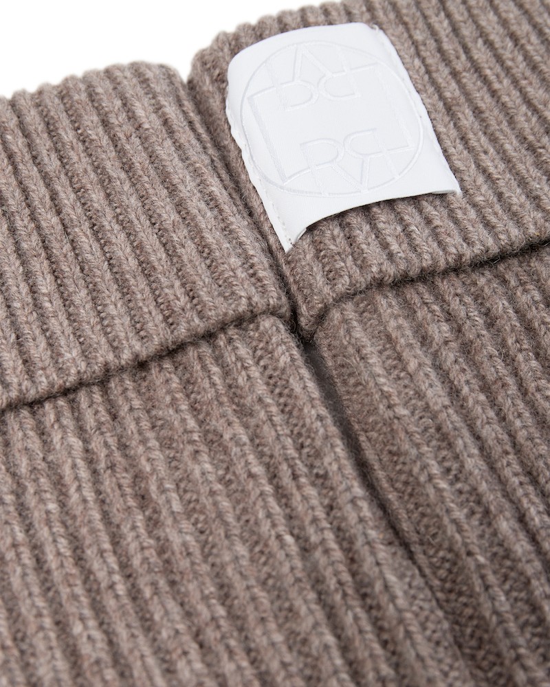 Close up af Leveté Room Mibella 2 Mittens Taupe strikluffer