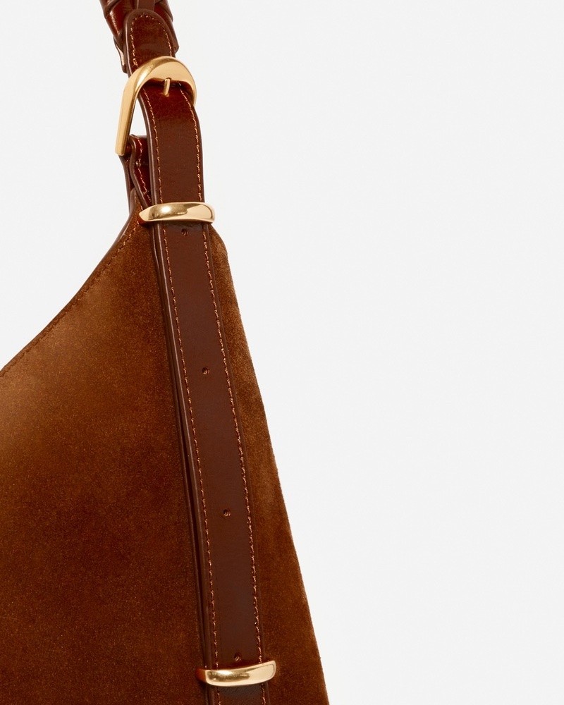 Close up af Vanessa Bruno Jess Large Hobo Cognac ruskinds taske på neutral baggrund