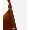 Close up af Vanessa Bruno Jess Large Hobo Cognac ruskinds taske på neutral baggrund