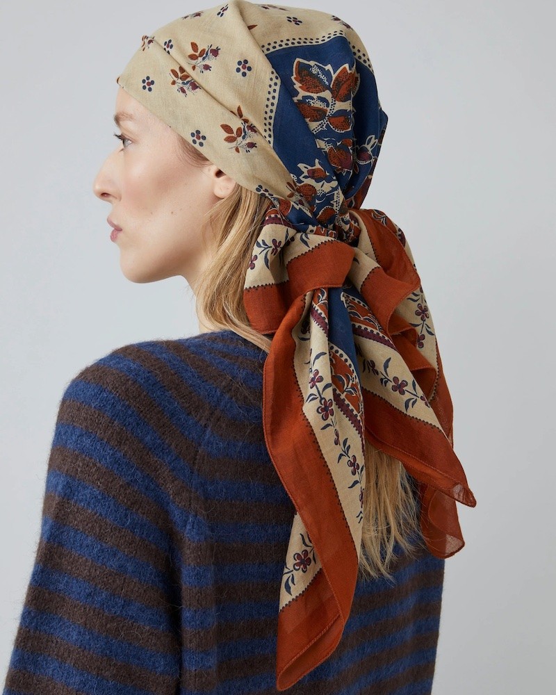 Moismont Scarf No. 796 Toffee mønstret tørklæde på model
