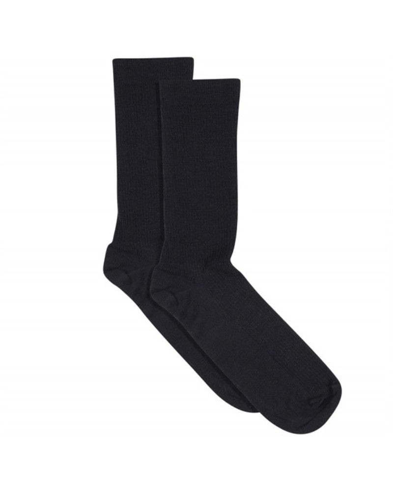 Pack shot MP Strømper Fine Wool Rib Sort uld strømpe på hvid baggrund