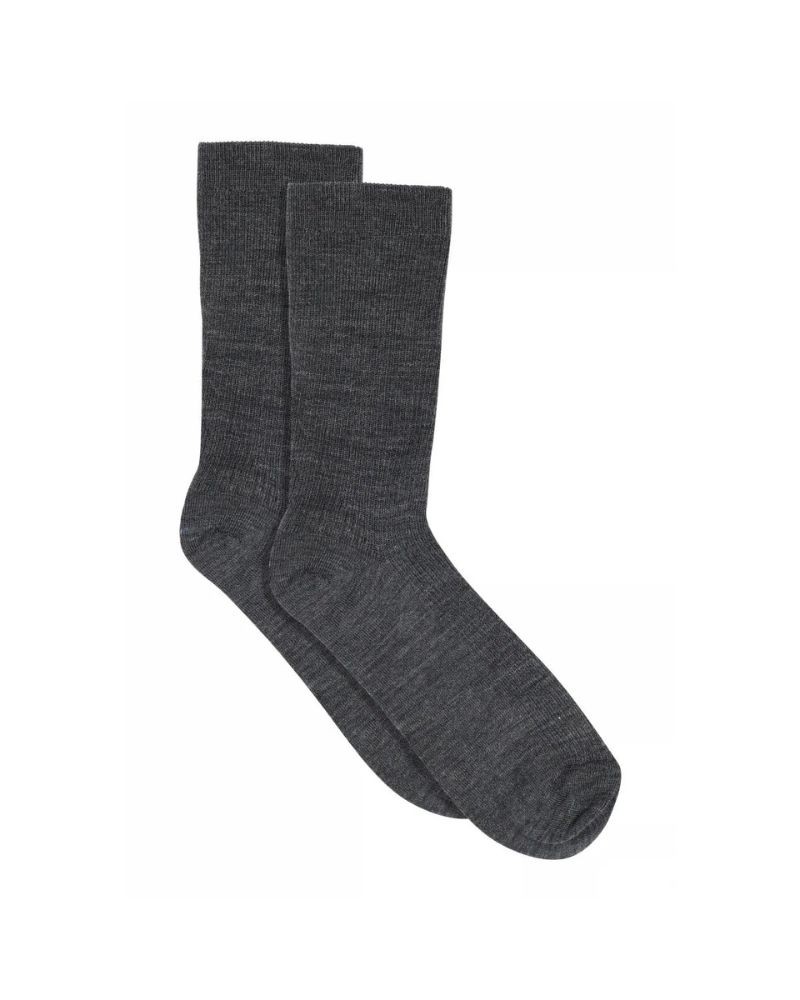 Pack shot af MP Strømper Fine Wool  Rib Dark Grey Melange på neutral baggrund