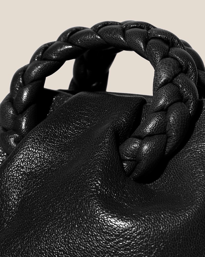 Close up af håndflettede remme på Hereu Bombon Bag S Supple Shiny Black