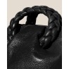 Close up af håndflettede remme på Hereu Bombon Bag S Supple Shiny Black