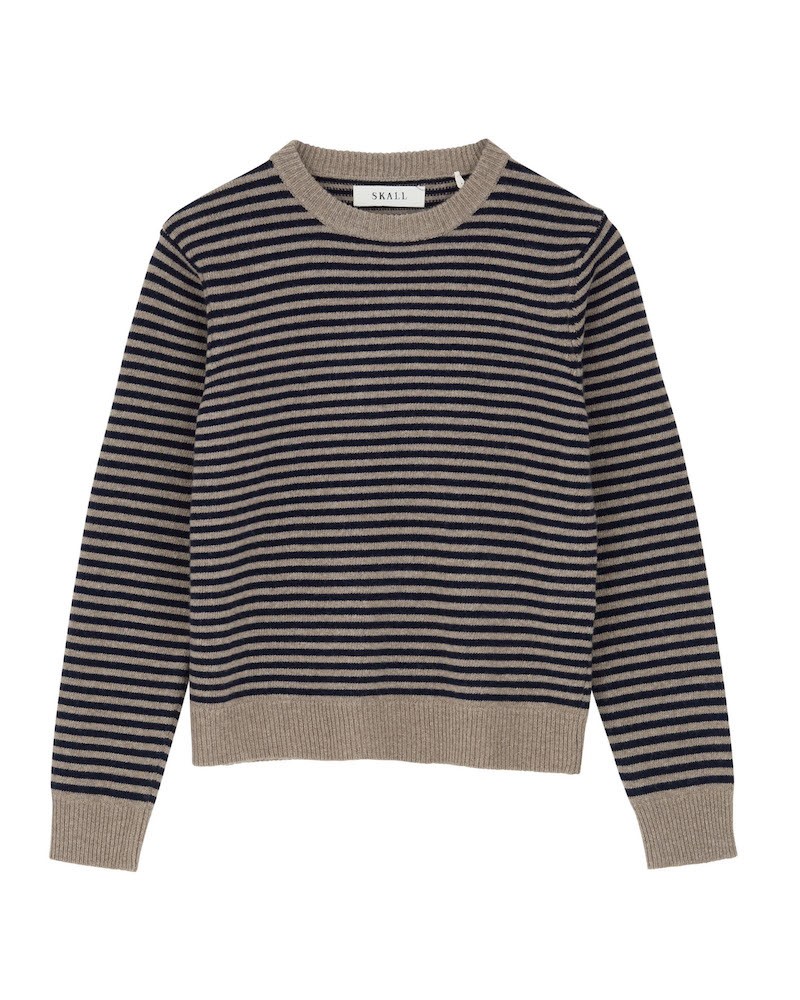 Pack shot af Skall Studio Cameron Jumper Brown Navy Stripe på neutral baggrund