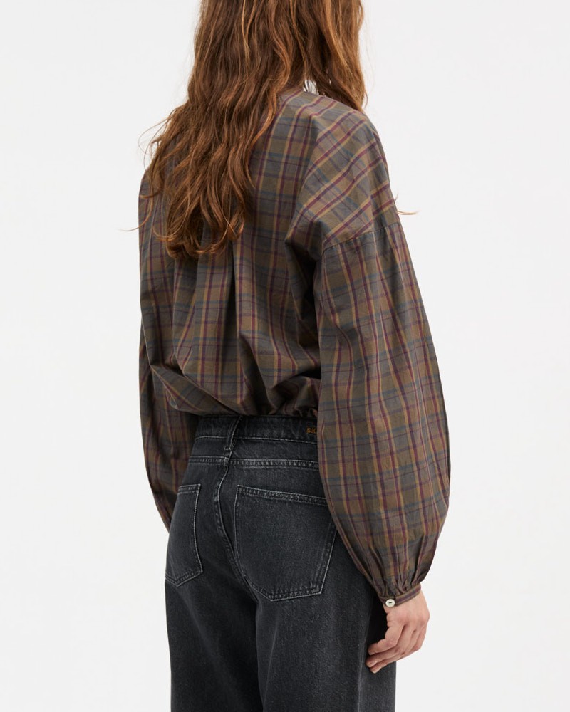Model billede af Skall Studio Cilla Shirt Green Red Check Ternet Skjorte